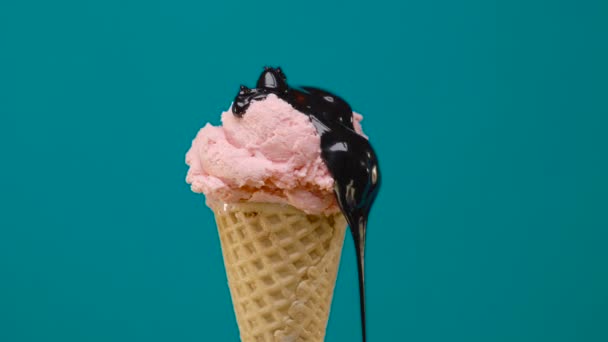 Helado de fresa giratorio en cono con salsa de chocolate — Vídeo de stock