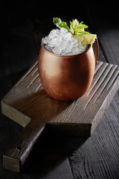 Cocktail freddo Moscow Mule in tazza di rame sullo sfondo in legno rustico — Foto Stock