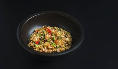 Siyah kasede fotokopi alanı olan Asya pirinci.