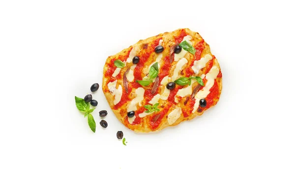 Erimiş mozzarella peynirli kare pizza veya pinza, kırmızı kiraz domatesleri ve beyaz arka planda taze yeşil fesleğen yaprakları, üst manzara