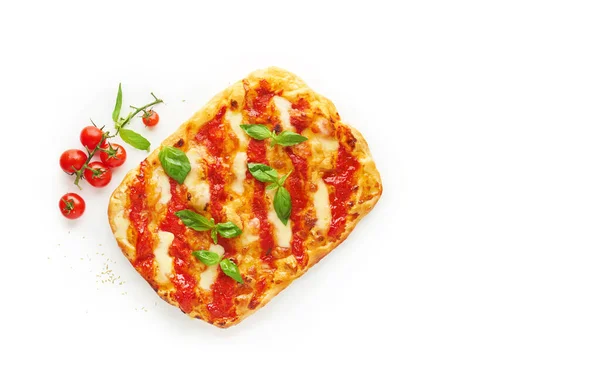 Erimiş mozzarella peynirli kare pizza veya pinza ve beyaz arka planda taze yeşil fesleğen yaprağı.