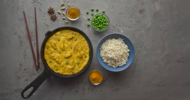 Blubbernde heiße leckere Butter-Huhn-Curry-Gericht mit Reis in einer gusseisernen Pfanne — Stockvideo