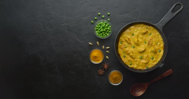 Filmschleife. Kochen leckeres Hühnercurry in Pfanne mit Gewürzen. flache Lage, Draufsicht mit Kopierraum — Stockvideo