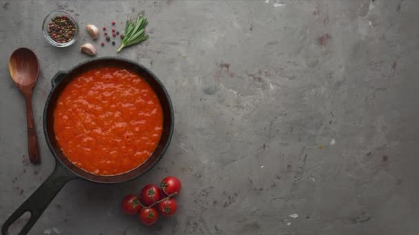 Cocinar salsa de tomate casera en una sartén de hierro. Vista superior con espacio de copia — Vídeos de Stock
