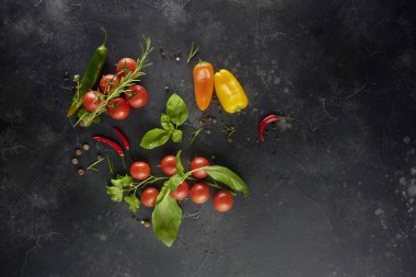 Baharatlar, otlar, siyah arkaplanda sebzeler. Kopyalama alanı olan üst görünüm