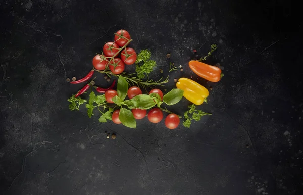 Ingredientes. Especias, hierbas, verduras sobre fondo de pizarra negra. Vista superior con espacio de copia — Foto de Stock