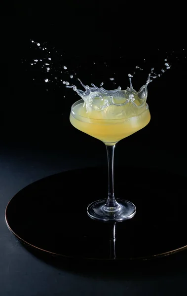 Cocktail in vetro con spruzzi su fondo nero — Foto Stock