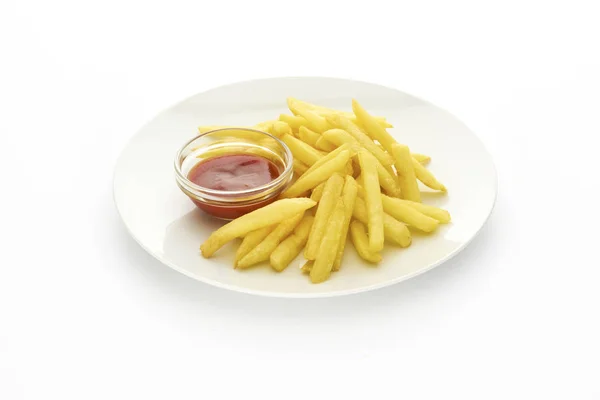 Piatto di patatine fritte con ketchup su sfondo bianco — Foto Stock