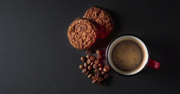 Bioscoop, chocoladekoekjes en een kop warme koffie op zwarte tafel. Bovenaanzicht — Stockvideo