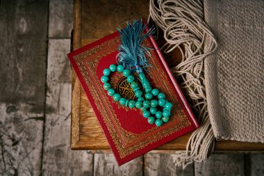 İslami kutsal Kur 'an, tespih boncukları, Müslüman inancı Allah ve Peygamber Muhammed' in kutsal ruh sembolü kavramı.