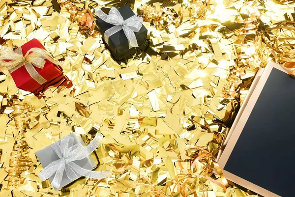 Composición decorativa para Cumpleaños, San Valentín, Viernes Negro, Navidad y Feliz Año Nuevo. Cajas de regalo, confeti y bolsa de papel sobre fondo dorado. Vista superior, copiar espacio para su texto —  Fotos de Stock