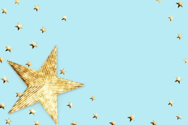 Altın yıldızlı güzel bayram afişi. Doğum günü, Noel ve Mutlu Yıllar için parlak bir kutlama geçmişi. Üst görünüm, mavi arkaplan üzerindeki metnin için boşluk kopyala.