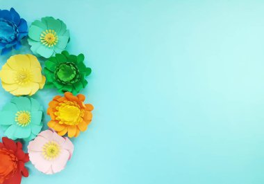 Pastel mavi arka planda el yapımı bahar çiçekleri. Çocuk el sanatları yaptı. Doğum günü, Sevgililer Günü, Kadınlar Günü için reklam içeriği. Düz konum, üst görünüm, metin için boşluk kopyala