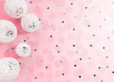 İplik, pul ve tül konfetisinden beyaz topların kompozisyonu pembe arka planda. Tatil için reklam içeriği. Düz konum, üst görünüm, kapat, metin için boşluk kopyala