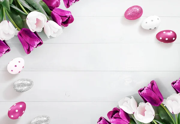 木の背景に春の花や銀 白と紫の卵の組成 白と紫のチューリップ イースター休暇の広告コンテンツ フラットレイアウト トップビュー コピースペース — ストック写真