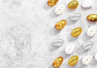 Beton desenli ya da gri arkaplanlı birçok gümüş, beyaz ve altın yumurtanın bileşimi. Paskalya tatili için reklam içeriği. Düz konum, üst görünüm, kapat, metin için boşluk kopyala