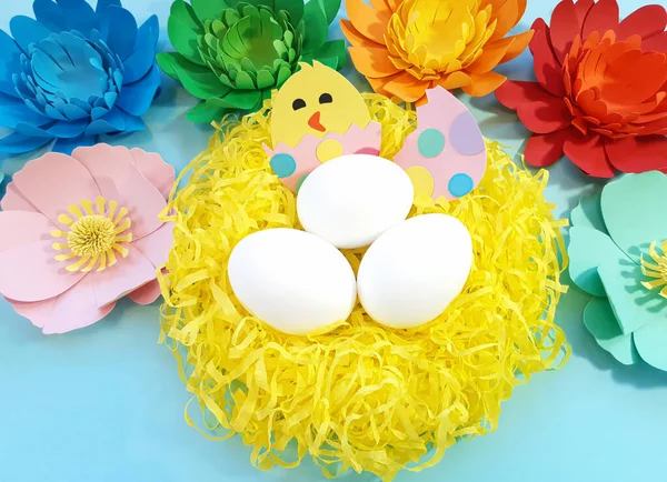 Handgemaakt Nest Bloemen Verschillende Kleuren Kip Een Gesneden Uit Karton — Stockfoto