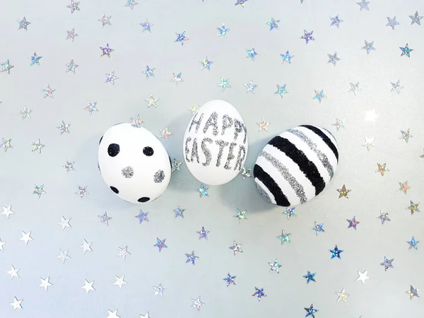Samenstelling Van Zilveren Glitter Inscriptie Happy Easter Een Wit Metallic — Stockfoto