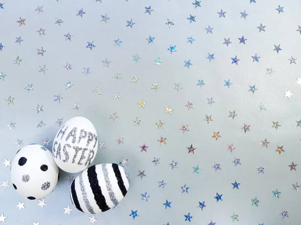 Samenstelling Van Zilveren Glitter Inscriptie Happy Easter Een Wit Metallic — Stockfoto