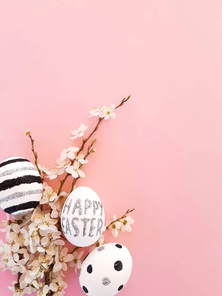 Samenstelling Van Lentebloemen Bloeiende Boomtakken Eieren Met Zwarte Zilveren Lijnen — Stockfoto