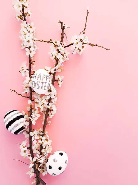 Samenstelling Van Lentebloemen Bloeiende Boomtakken Eieren Met Zwarte Zilveren Lijnen — Stockfoto