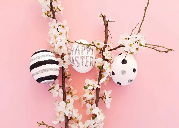 Samenstelling Van Lentebloemen Bloeiende Boomtakken Eieren Met Zwarte Zilveren Lijnen — Stockfoto