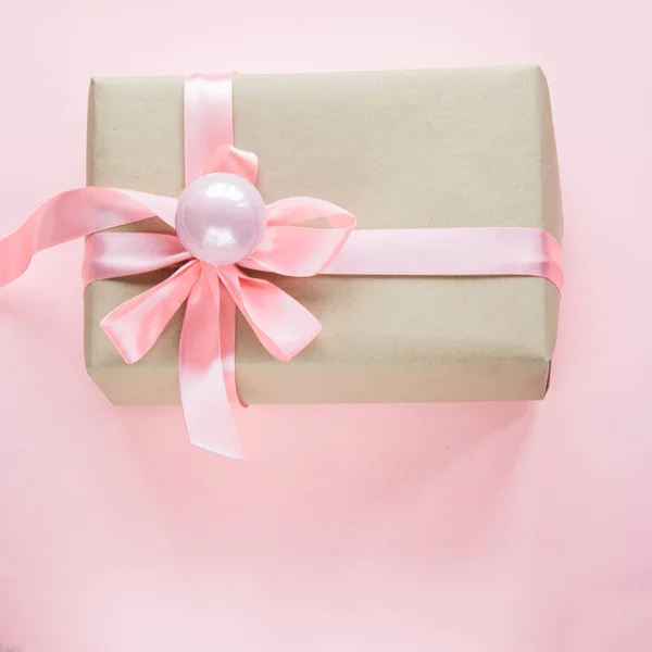 크리스마스 선물 상자 리본 핑크와 핑크에 저녁 공 여자에 대 한. 정사각형 이미지. — 스톡 사진