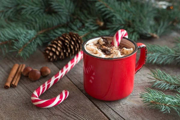 Heiße Schokolade mit Marshmallows auf dem hölzernen Hintergrund Tanne. Weihnachtsbaum mit Zuckerrohr und Becher mit Kaffee. heißer Kakao mit Marshmallows. Neujahr. Urlaubskarte. rustikaler Stil. — Stockfoto