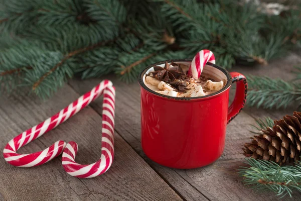 Hot chocolate with marshmallows on the wooden background fir-tree. Christmas tree with candy cane and mug with coffee. Hot cocoa with marshmallows. New Year. Holiday card. Rustic style. — Zdjęcie stockowe