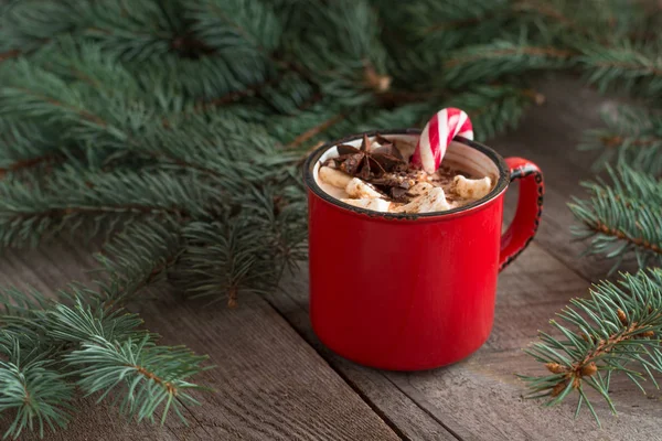 Hot chocolate with marshmallows on the wooden background fir-tree. Christmas tree with candy cane and mug with coffee. Hot cocoa with marshmallows. New Year. Holiday card. Rustic style. — Zdjęcie stockowe
