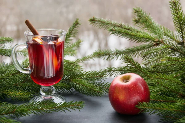 Hot Mulled wijn met kaneel en kerstboom op zwarte leisteen schotel. — Stockfoto