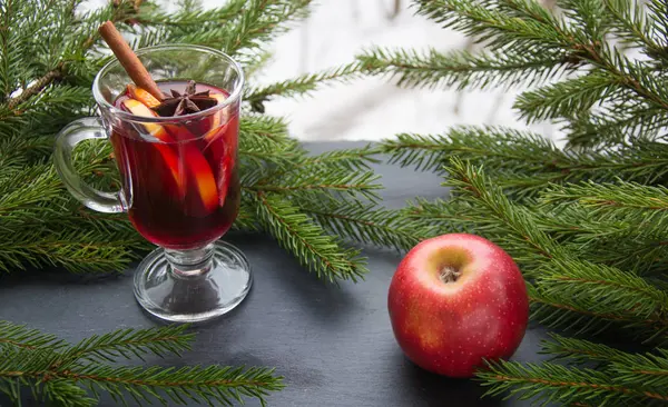 Ζεστό Mulled κρασί με κανέλα και χριστουγεννιάτικο δέντρο σε μαύρο σχιστόλιθο πιάτο. — Φωτογραφία Αρχείου