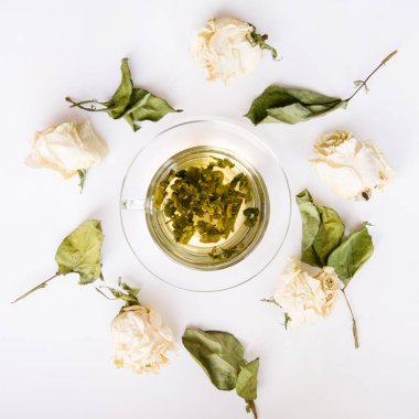 Kuru Beyaz gül ile yeşil çay fincan. Kare. İzole. Tonda.