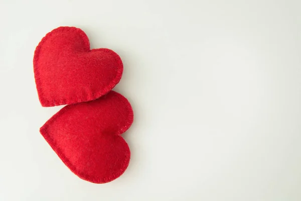 Tarjeta de San Valentín. Corazón de fieltro rojo sobre fondo blanco. Vista superior . —  Fotos de Stock