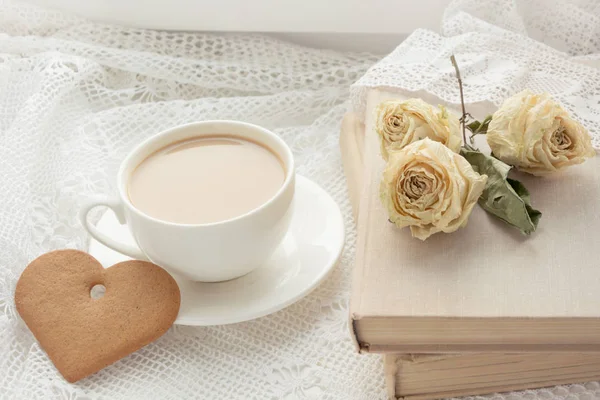 Tasse Kaffee mit Keksen als Herz auf Spitze. Jahrgang. — Stockfoto