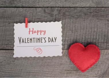 Sevgililer günü kartı. Kırmızı kalp ahşap eski tahtası üzerinde metin ile levha ile keçe.