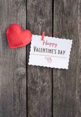 Sevgililer günü kartı. Kırmızı kalp ahşap eski tahtası üzerinde metin ile levha ile keçe.