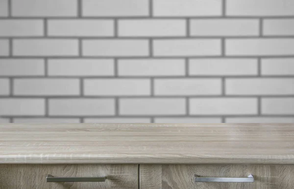Fondo borroso y abstracto. Tablero de madera vacío y fondo de pared de ladrillo desenfocado para mostrar o montar sus productos . — Foto de Stock