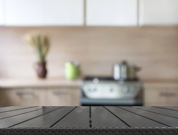模糊和抽象背景。空的木制桌面和散焦的现代厨房背景显示或蒙太奇您的产品. — 图库照片