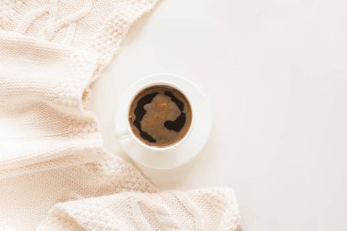 Sabah Kahvaltı, beyaz bir arka plan üzerinde sıcak yumuşak eşarp ile pastel renklerde siyah kahve. En iyi görünüm ve kopya alanı.