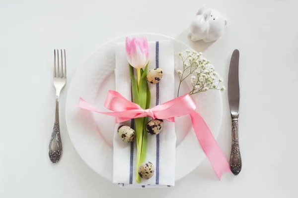 Eleganz Tischdekoration mit rosa Band und Tulpe auf weißem Hintergrund. Osterromantisches Abendessen. Ansicht von oben. — Stockfoto