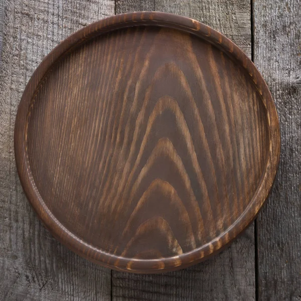 Καφέ στρογγυλό δίσκος σε ξύλινο υπόβαθρο. Χώρος για το κείμενό σας. — Φωτογραφία Αρχείου