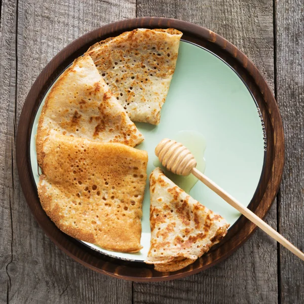 Geleneksel Rus kahvaltıyla krep tabakta bal ile. Rustik tarzı. Senin metin için yer.