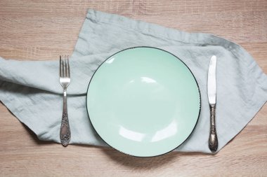 Elegance tablo turkuaz plaka ve peçete ile ahşap masa üstü ayarla. Rustik stile. Üstten Görünüm. Kopya alanı ile görüntü.