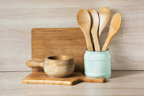 Stoviglie in legno rustico e vintage, stoviglie, utensili e roba su tavolo in legno. Cucina natura morta come sfondo per il design. Immagine con spazio di copia . — Foto Stock