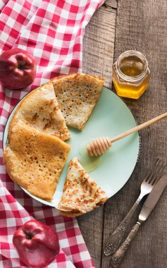 Gözleme tabakta bal ile lezzetli geleneksel Rus kahvaltı. Rustik tarzı.