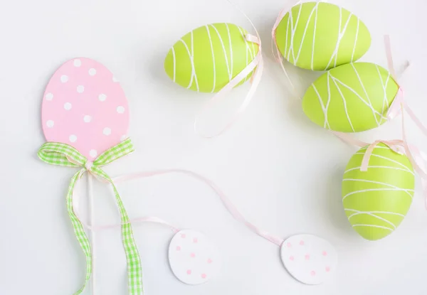 Decoración de huevos pastel de Pascua sobre fondo blanco. Espacio para tu texto. Vista superior . — Foto de Stock