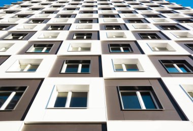 Modern ve yeni apartman. Fotoğraf mavi gökyüzü karşı Moskova'da Balkonlu daireler uzun boylu bir blok.