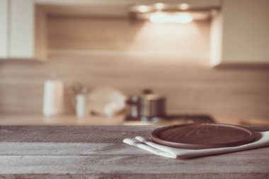 Bulanık ve soyut arka plan. Ahşap masa ve ufuk modern mutfak arka plan görüntüsü için boş veya ürün montaj.