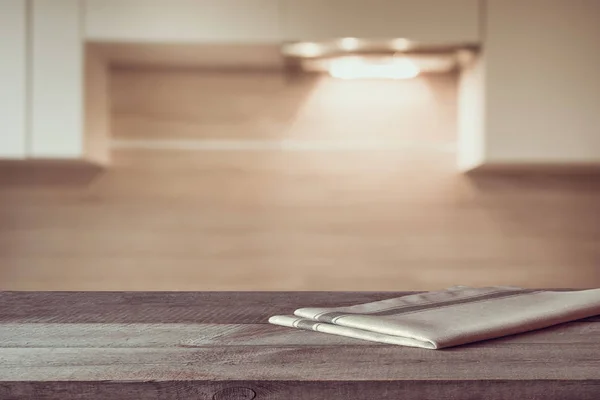 Verschwommener und abstrakter Hintergrund. leere Holztischplatte und defokussierter moderner Küchenhintergrund zur Anzeige oder Montage Ihrer Produkte. — Stockfoto